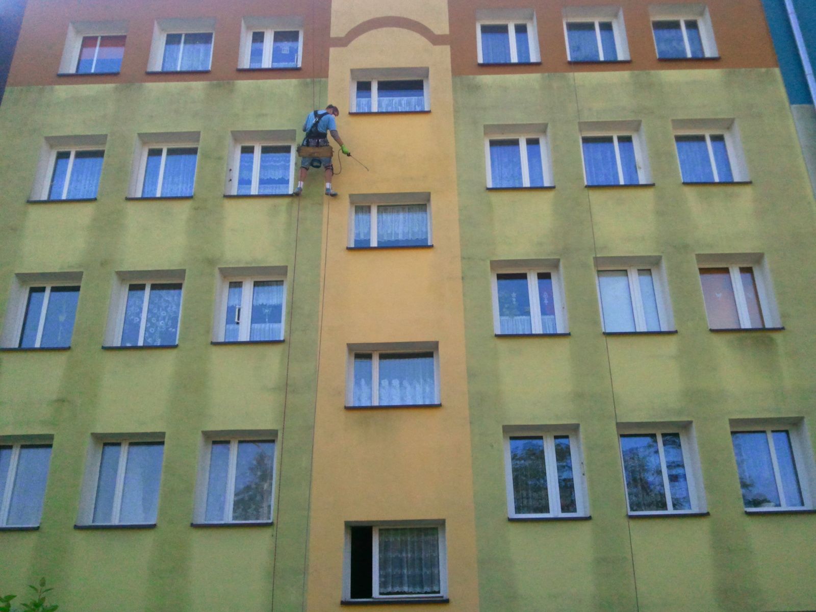 Prace na wysokości Opolskie, Opole, Kędzierzyn-Koźle Prace wysokościowe, czyszczenie elewacji, malowanie elewacji, zabezpieczenie elewacji przed ponownym zabrudzeniem.